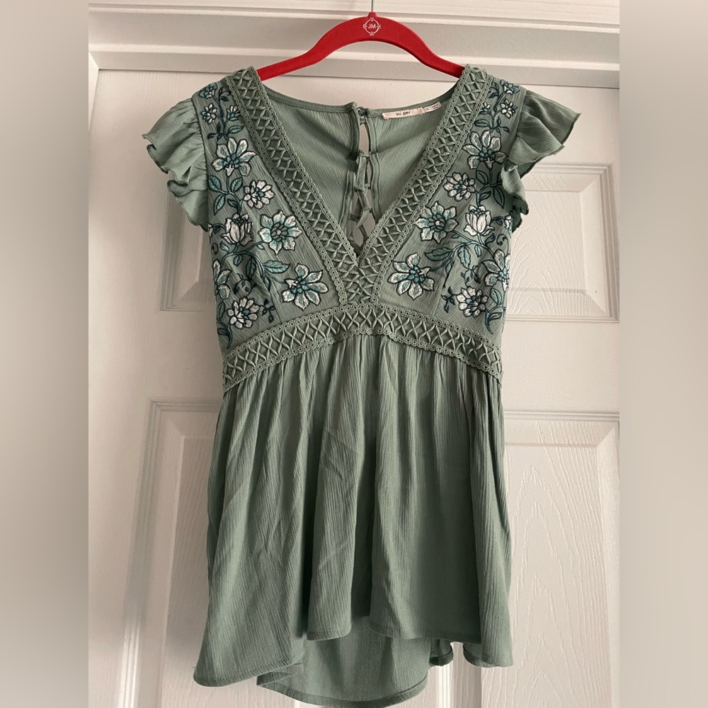Francesca’s top never wore brand new!